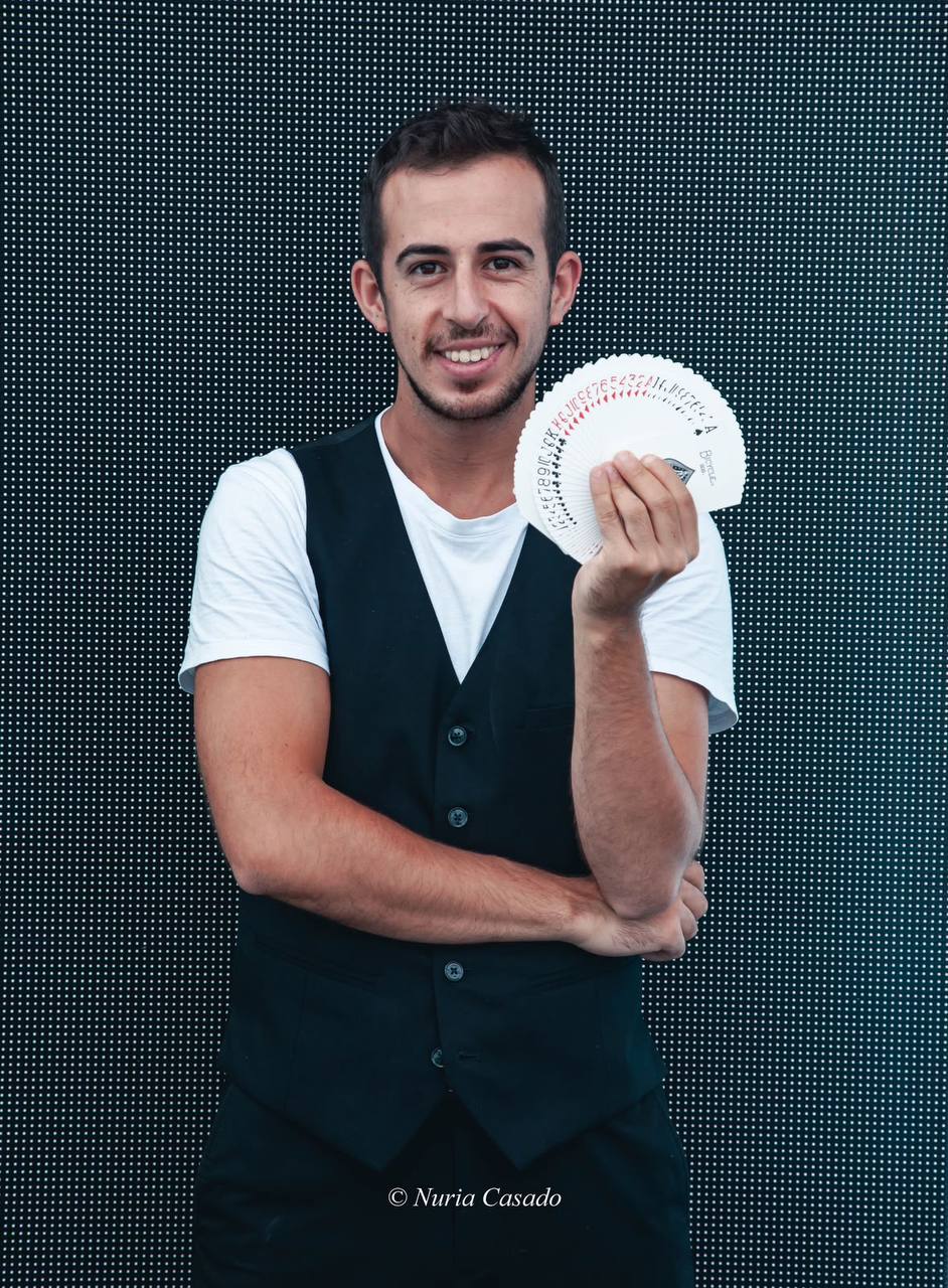 Fotografía de Raúl Fernández haciendo magia